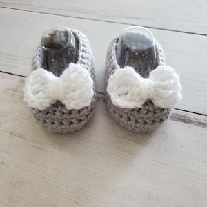 Baby Girl Booties with White Bow, Crochet Shoes for Baby Girl, Gender Reveal, Baby Shower Gift, Baby Crochet Shoes / Booties. READY TO SHIP Light Gray