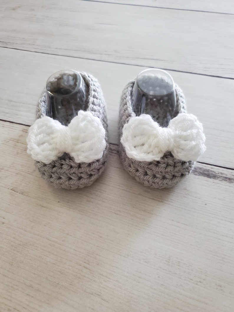 Baby Girl Booties with White Bow, Crochet Shoes for Baby Girl, Gender Reveal, Baby Shower Gift, Baby Crochet Shoes / Booties. READY TO SHIP Light Gray