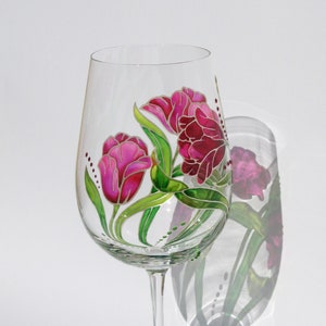 Gepersonaliseerd wijnglas met tulpenbloemen, handgeschilderde wijnglazen met stelen moeder verjaardagscadeau van dochter