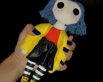 Poupée Coraline / Coraline et la porte secrète / Peluche Coraline / yeux bouton / Poupée Chibi / Poupée en tissu Coraline.