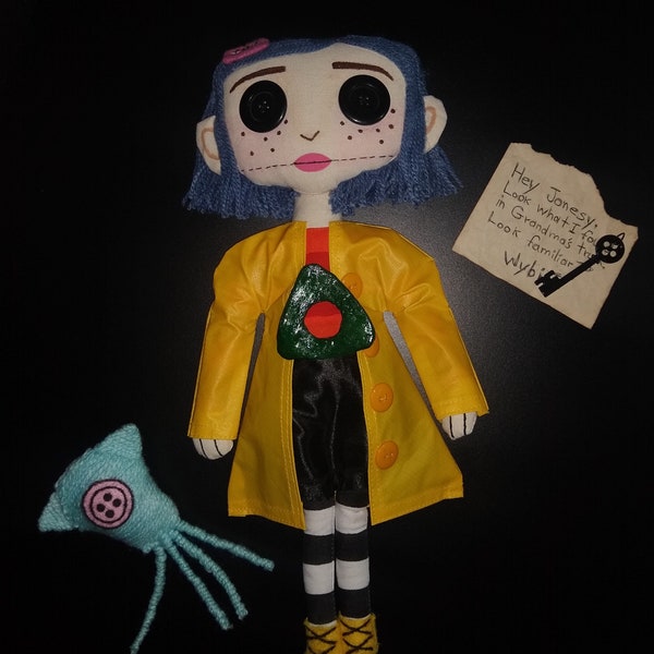 Muñeca de tela / Coraline doll / Coraline y la puerta secreta / Coraline personalizada / ojos de botón / llave coralina / llave de botón