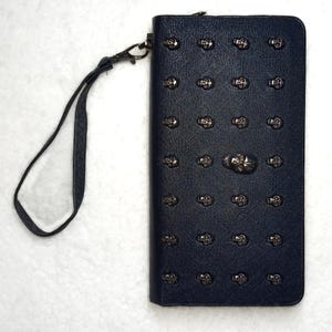 Billetera Gotica con craneos / Cartera larga con cremallera y muñequera, estilo punk con remaches y tachuelas / monedero bolso de mano negro