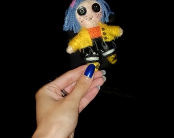 Poupée miniature Coraline / Coraline et la porte secrète / Peluche Coraline / yeux bouton / Poupée Chibi / porte-clés