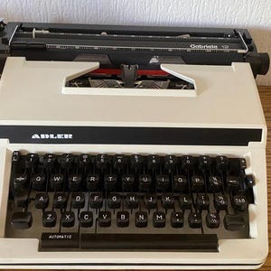 Máquina de escribir vintage Adler Gabriele 12 | Máquina de escribir manual de los años 70 en funcionamiento | Hecho en Alemania | Máquina de escribir retro con estuche | Regalo para escritores