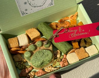 Weihnachtskatzen Leckerlis • Gefriergetrocknete Katzenpfote • Katzenminze Gras in feativer salbeigrüner Farbe Verpackung (quadratisch)