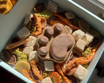Cat Birthday Treats Gift Box, Paw Shaped Duck Flavor, Assorted Snacks (Happy Birthday Sign)
