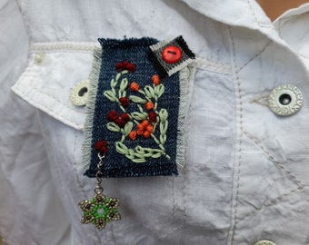 Broche bordado a mano: Alfiler para falda escocesa de arte textil