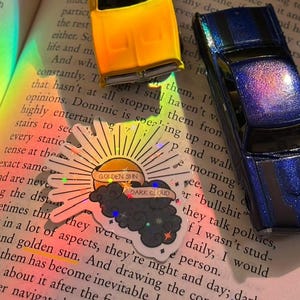 Sol Dorado, Nube Oscura / Pegatinas de Ravenhood® / Flock / Éxodo / La Meta / Dominic / Cecelia / Tobias / Sean / Nos Encantan los Días Lluviosos