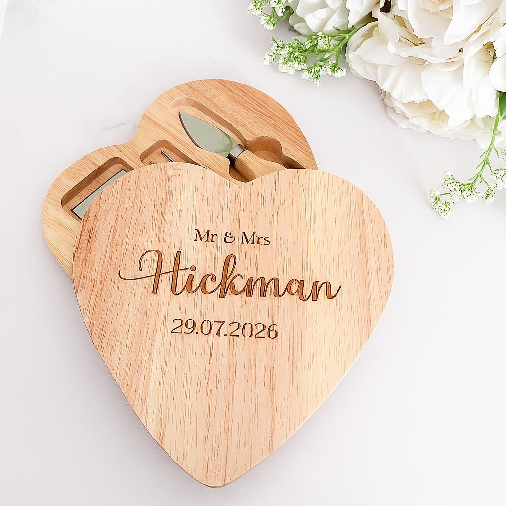 Persönliches Käsebrett-Set Mit Herz-Design – Aus Bambus, Inklusive Käsemessern, Perfekt Als Geschenk Für Einweihung, Hochzeit Oder Weihnachten