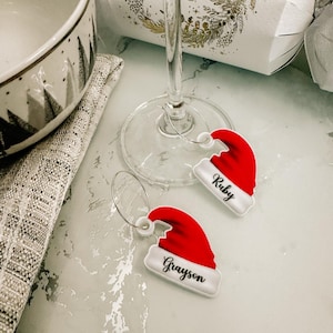 Ciondoli per bevande natalizie a forma di cappello di Babbo Natale, ciondoli personalizzati per cocktail festivi, feste di lavoro, segnaposto per cene di Natale, segnabicchieri da vino