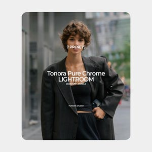 Op de afbeelding: Een persoon draagt een donkergrijze blazer, een zwarte top en een zwarte broek. De afbeelding bevat de tekst "7 PRESETS" en "Tonora Pure Chrome LIGHTROOM DESKTOP + MOBILE" en "TONORA STUDIO".
