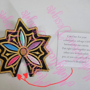 Puede incluir: Parche de estrella bordada con fondo negro, ribete dorado y dise&ntilde;o floral colorido. El parche tiene una secci&oacute;n recortada. Las instrucciones se incluyen en una peque&ntilde;a tarjeta blanca.