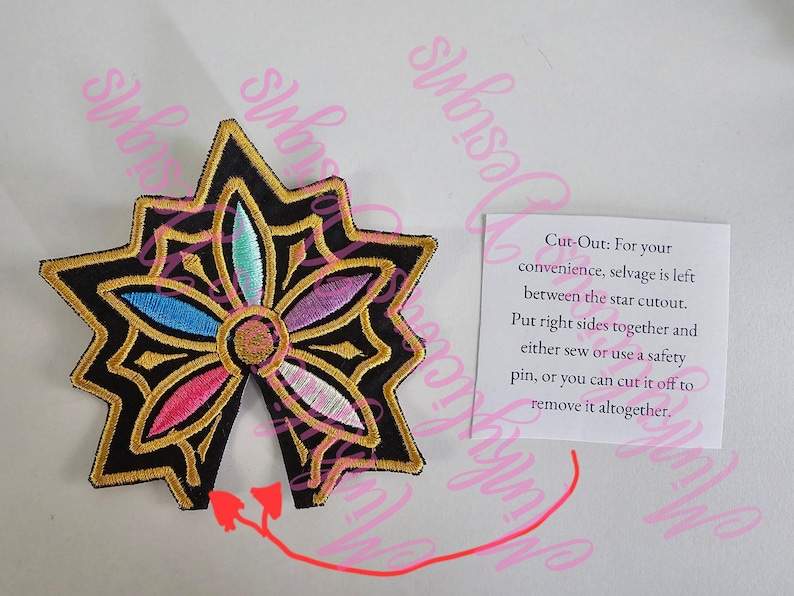Puede incluir: Parche de estrella bordada con fondo negro, ribete dorado y dise&ntilde;o floral colorido. El parche tiene una secci&oacute;n recortada. Las instrucciones se incluyen en una peque&ntilde;a tarjeta blanca.