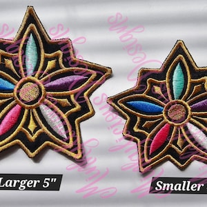 Puede incluir: Parches bordados en forma de estrella con un dise&ntilde;o floral. Los parches presentan un fondo negro con ribete dorado y p&eacute;talos coloridos en azul, rosa, morado y verde. El parche m&aacute;s grande mide 12,7 cm, y el m&aacute;s peque&ntilde;o mide 10,16 cm.