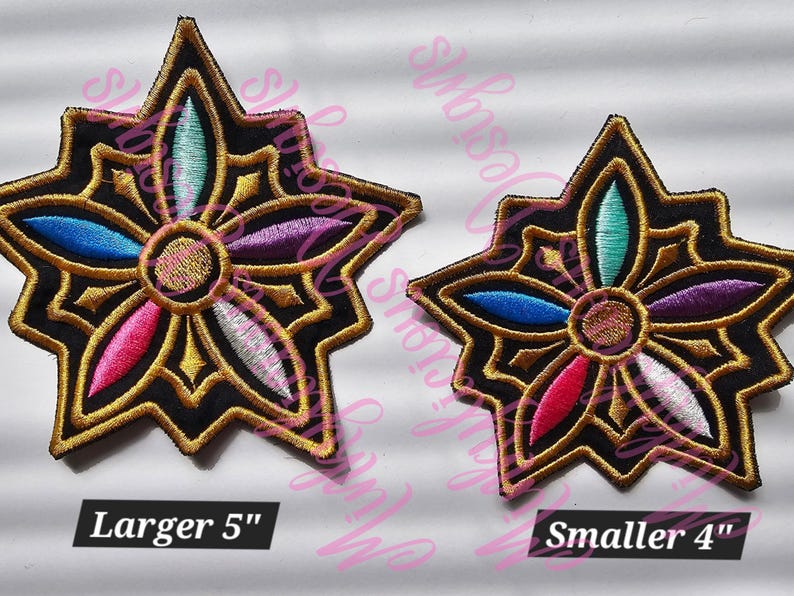 Puede incluir: Parches bordados en forma de estrella con un dise&ntilde;o floral. Los parches presentan un fondo negro con ribete dorado y p&eacute;talos coloridos en azul, rosa, morado y verde. El parche m&aacute;s grande mide 12,7 cm, y el m&aacute;s peque&ntilde;o mide 10,16 cm.