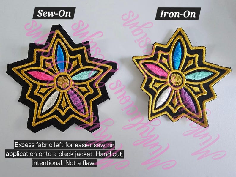 Puede incluir: Dos parches bordados en forma de estrella con un dise&ntilde;o floral. Uno est&aacute; etiquetado como "Sew-On" y el otro como "Iron-On". Los parches presentan un fondo negro con ribete dorado y detalles florales coloridos en rosa, azul y blanco. El texto dice: "Exceso de tela para facilitar la costura en una chaqueta negra. Cortado a mano. Intencional. No es un defecto."