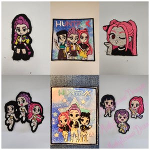 Puede incluir: Parches bordados con personajes de estilo anime con pelo rosa y morado. Algunos parches muestran el texto "HUNTRIK", otros muestran personajes individuales o grupos. Los parches están sobre un fondo blanco y vaquero.