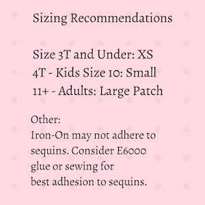Puede incluir: Un fondo rosa con el texto "Sizing Recommendations". El texto a continuaci&oacute;n indica las recomendaciones de tama&ntilde;o para los parches: XS para la talla 3T y menos, Small para 4T-Kids Size 10 y Large Patch para 11+ - Adultos.