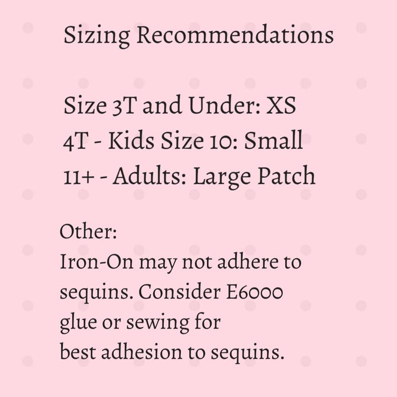 Puede incluir: Un fondo rosa con el texto "Sizing Recommendations". El texto a continuaci&oacute;n indica las recomendaciones de tama&ntilde;o para los parches: XS para la talla 3T y menos, Small para 4T-Kids Size 10 y Large Patch para 11+ - Adultos.