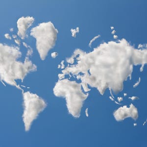 Op de afbeelding: Een helderblauwe lucht met een wereldkaart gevormd door pluizige witte wolken. De continenten zijn duidelijk gedefinieerd, waardoor een unieke en artistieke weergave van de wereld ontstaat. Een creatieve en grillige afbeelding.