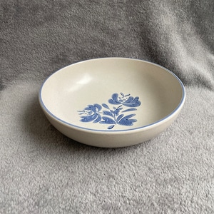 Vintage, 8.5 Inch, Ceramic, Pfaltzgraff USA 7-11 Serving Bowl With Blue Glazed Accents