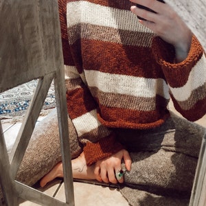 Rae Jumper made from 100% linen and cotton slub in stripe cinnamon sand and shell white cropped jumper zdjęcie 9