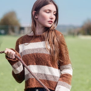 Rae Jumper made from 100% linen and cotton slub in stripe cinnamon sand and shell white cropped jumper zdjęcie 6