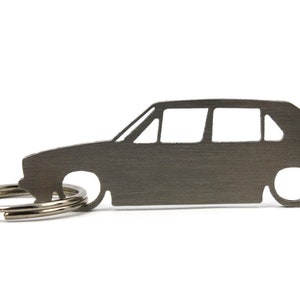 Peut inclure: Un porte-clés en métal argenté en forme de Volkswagen Golf classique à hayon. Le porte-clés est doté d'un anneau en métal argenté.