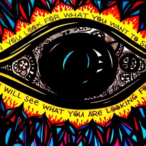 Könnte beinhalten: Eine Schwarzweißillustration eines Auges mit einer blauen Iris. Das Auge ist von gelben und orangefarbenen Flammen umgeben und dem Text "WHEN YOU LOOK FOR WHAT YOU WANT TO SEE... YOU WILL SEE WHAT YOU ARE LOOKING FOR."