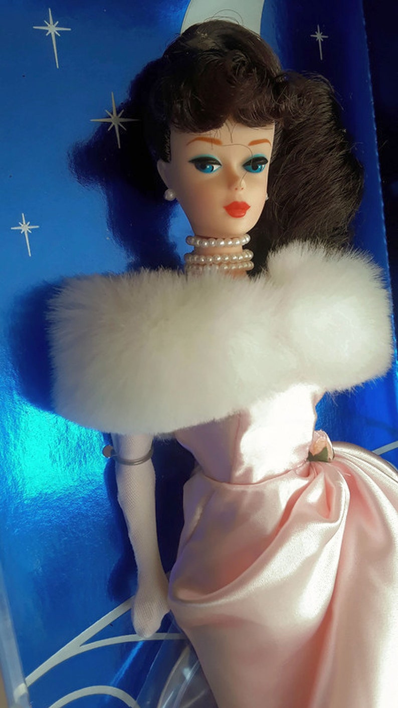 Exclusive enchanted Evening Barbie, 1995 Barbies Collectibles . Manufactured by Mattel , Style