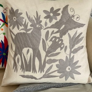 HAND EMBROIDERED OTOMI // Pillow Cover // Mexico