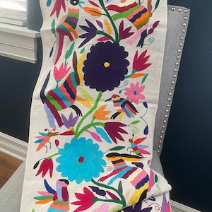 HAND EMBROIDERED OTOMI // Table Runner // Mexico