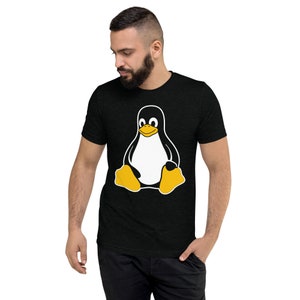 Kurzarm T-Shirt mit Tux, dem Linguin-Maskottchen.