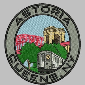 Może przedstawiać: Okrągła naszywka haftowana z napisem "ASTORIA QUEENS NY" w szarym kółku wokół kolorowego obrazu mostu, budynku, pociągu i drzew.