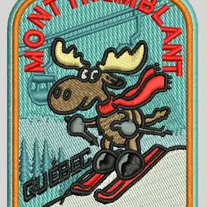 K&ouml;nnte beinhalten: Ein bunter gestickter Aufn&auml;her mit einem Cartoon-Elch, der einen Berg hinunterskif&auml;hrt, mit dem Text "MONT TREMBLANT QUEBEC CANADA".