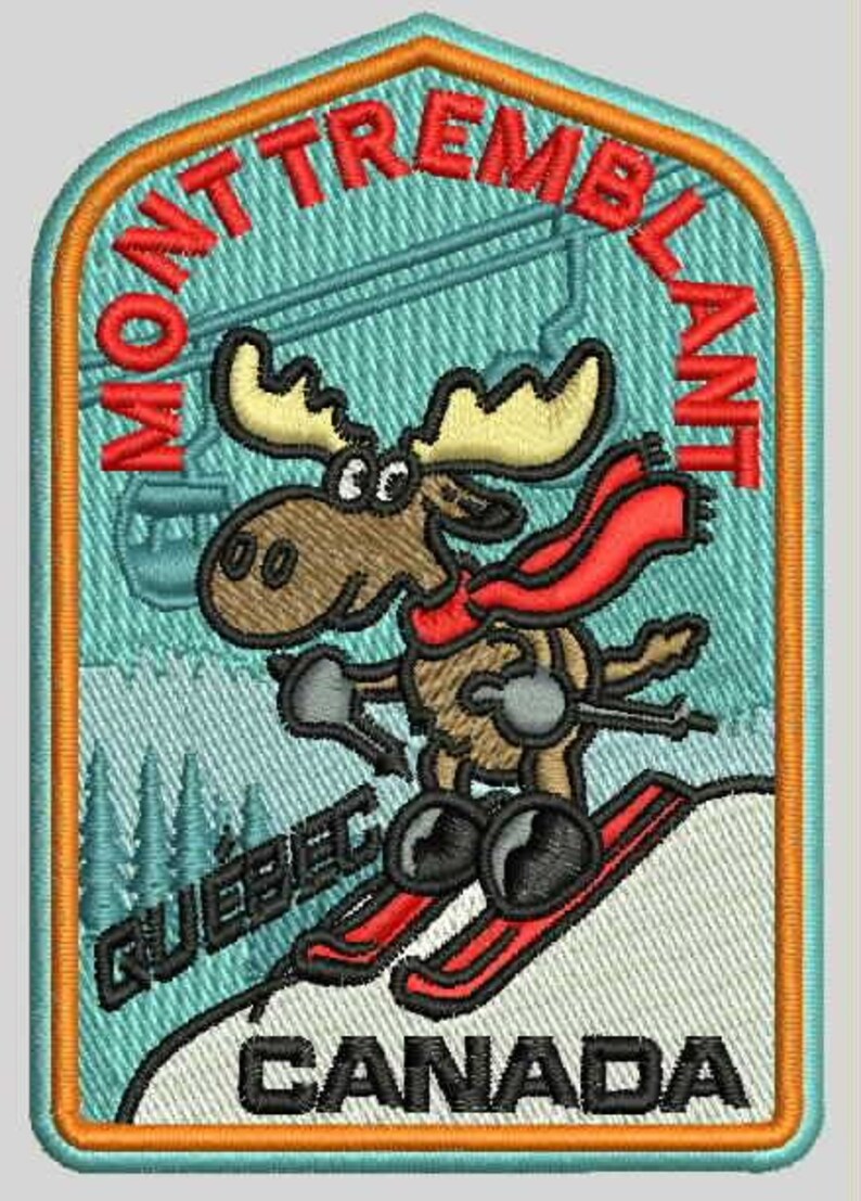 K&ouml;nnte beinhalten: Ein bunter gestickter Aufn&auml;her mit einem Cartoon-Elch, der einen Berg hinunterskif&auml;hrt, mit dem Text "MONT TREMBLANT QUEBEC CANADA".