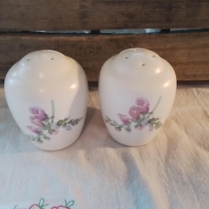 Vintage Pfaltzgraff Salt and Pepper Shakers Cape May Pfaltzgraff Pettern Shakers Stoneware Tableware FREE SHIPPING