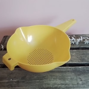 Vintage Tupperware Colander Large Yellow 2 Quart Strainer FREE SHIPPING