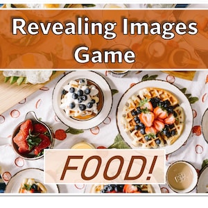 Puede incluir: Una mesa de picnic con una variedad de alimentos, incluyendo waffles con fresas y arándanos, un tazón de fresas y un vaso de jugo de naranja. El texto "FOOD!" está escrito en una pancarta marrón.