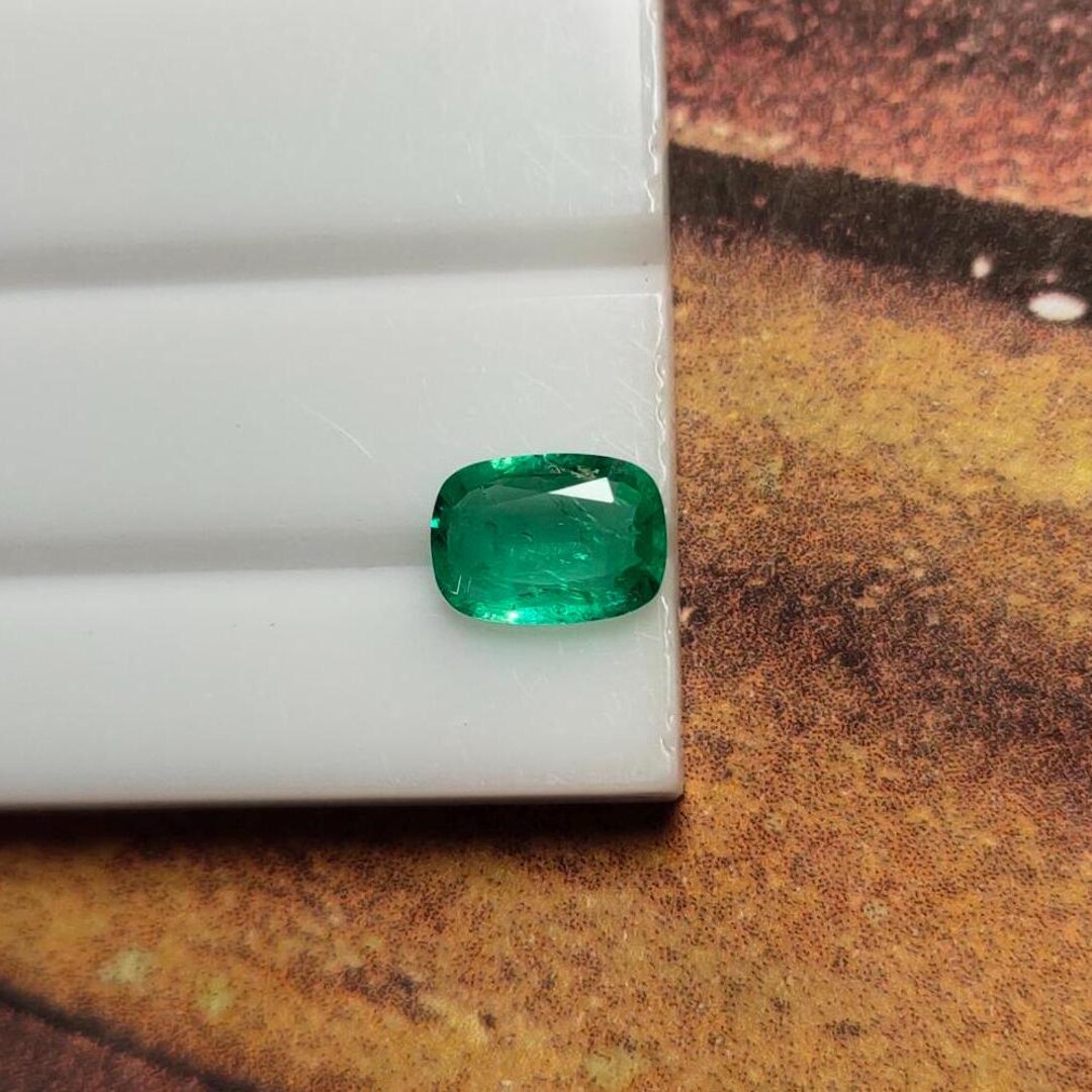 8x5.5 mm天然エメラルドクッションカット0.89カラットルース鮮やかな