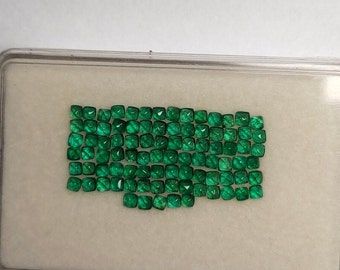 89 gemas de esmeralda verde vibrante: cabochões em formato de pão de açúcar de 4,24 quilates