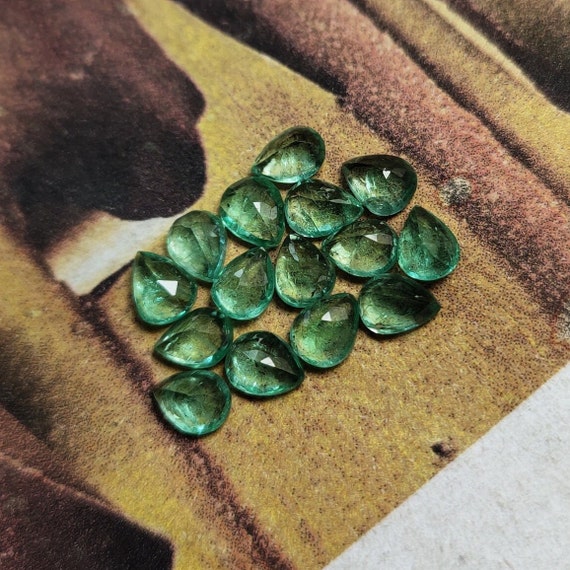 ザンビア産エメラルドペアカットロット：明るいグリーンのルース