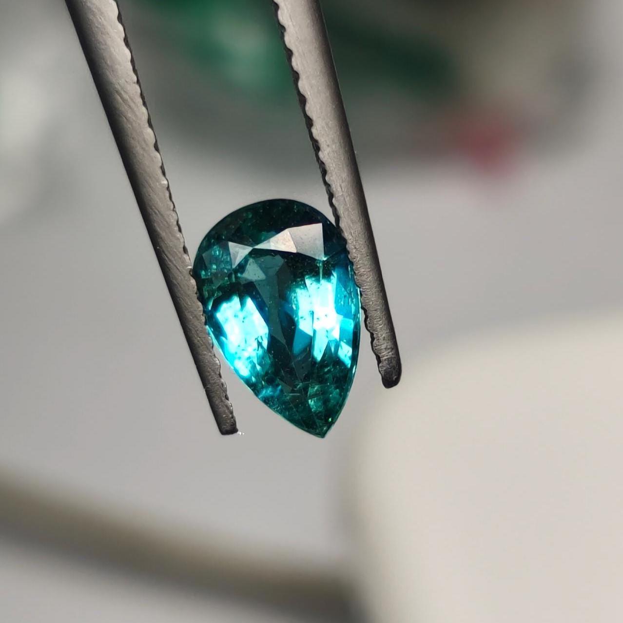Émeraude Brute De Zambie 1,45 Carat - Vert Intense Huilé - Pierre Fine Collection