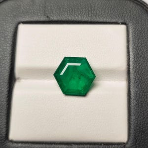 Esmeralda natural de Zambia: gema suelta de 3,81 quilates, talla hexagonal, 10,5 x 4,5 mm.