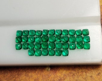 Conjunto de Esmeraldas Verde Vibrante: Cabochões em Formato de Pão de Açúcar de 1,40 Quilates