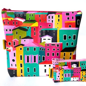 Trousse à cosmétiques et sac à main de voyage en cuir végétalien, sac de voyage, petit sac à main, sac à main à cosmétiques, accessoires de voyage, sud de la France, bâtiments