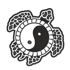 Può includere: Simbolo yin yang bianco e nero all'interno di un cerchio circondato da un motivo decorativo a forma di guscio di tartaruga.