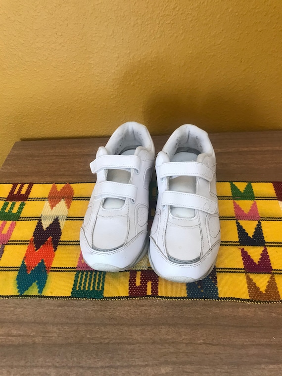 vintage white tennis shoes