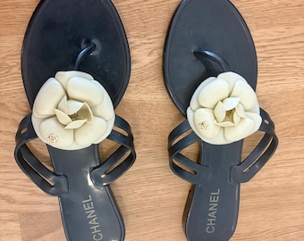 Sandalias vintage Chanel de los años 60-70 con adornos florales, hechas en Italia.