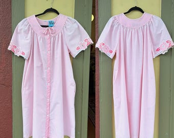 Vestido de casa rosa de rayas finas de estilo vintage con mangas de apliques